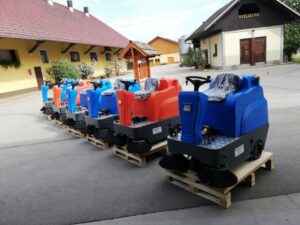 Elektrische Kehrmaschinen in mehreren Farben