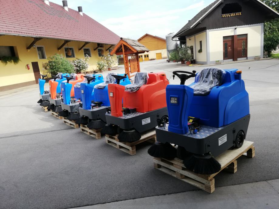 Mehrere Kehrmaschinen auf dem Hof von Purgar d.o.o.